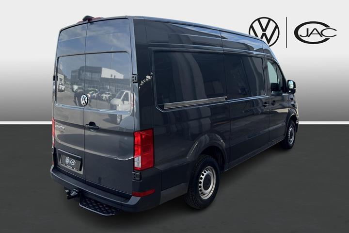 Grå VW Crafter 35 fra 2022