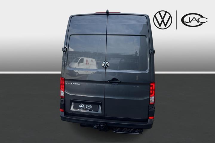 Grå VW Crafter 35 fra 2022