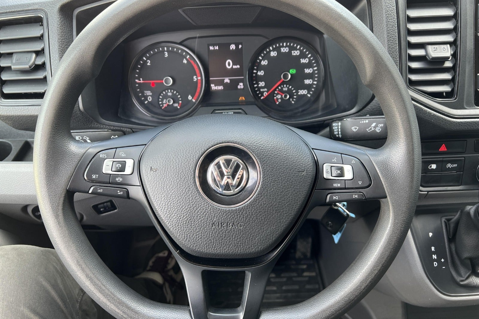 Grå VW Crafter 35 fra 2022