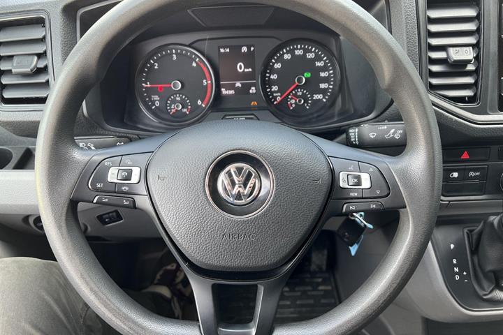 Grå VW Crafter 35 fra 2022