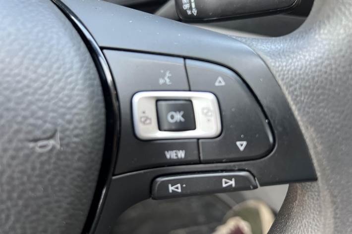 Grå VW Crafter 35 fra 2022