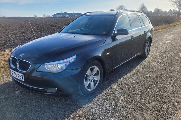 Sort BMW 520d fra 2010 set udefra