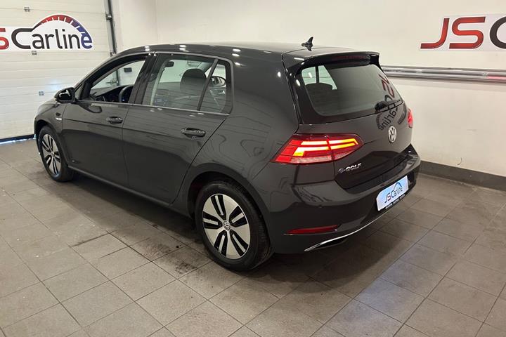 Grå VW e-Golf VII fra 2020