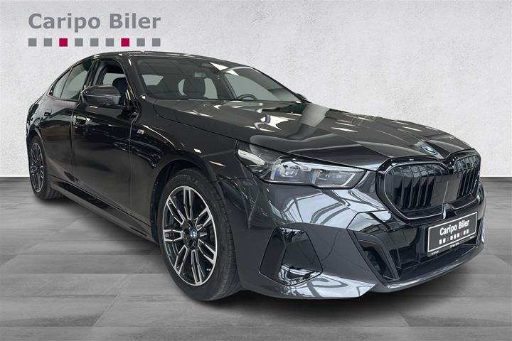 Grå BMW i5 fra 2025 set udefra