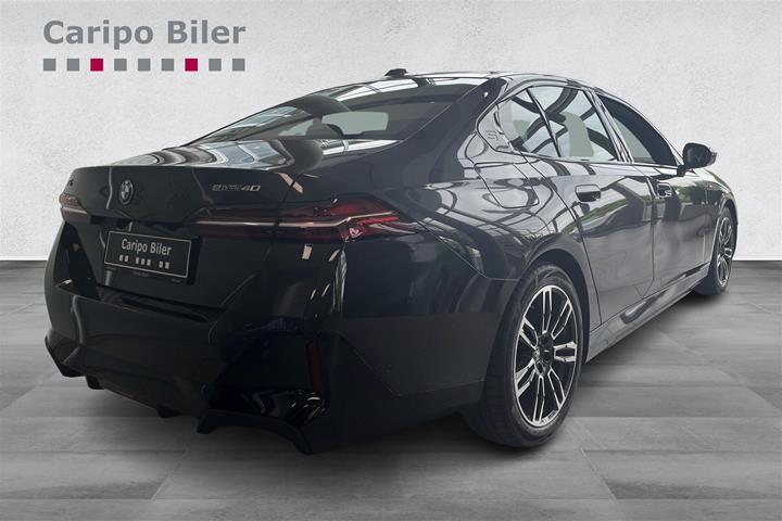 Grå BMW i5 fra 2025