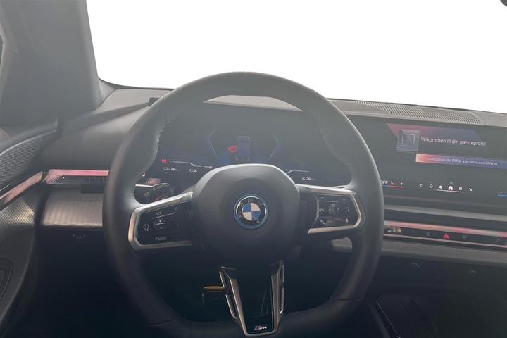Grå BMW i5 fra 2025
