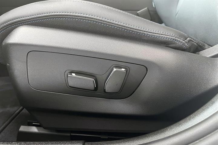 Grå BMW i5 fra 2025