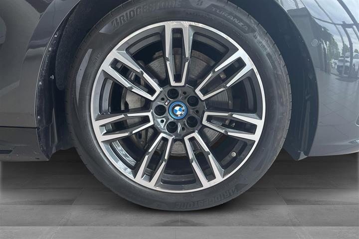 Grå BMW i5 fra 2025