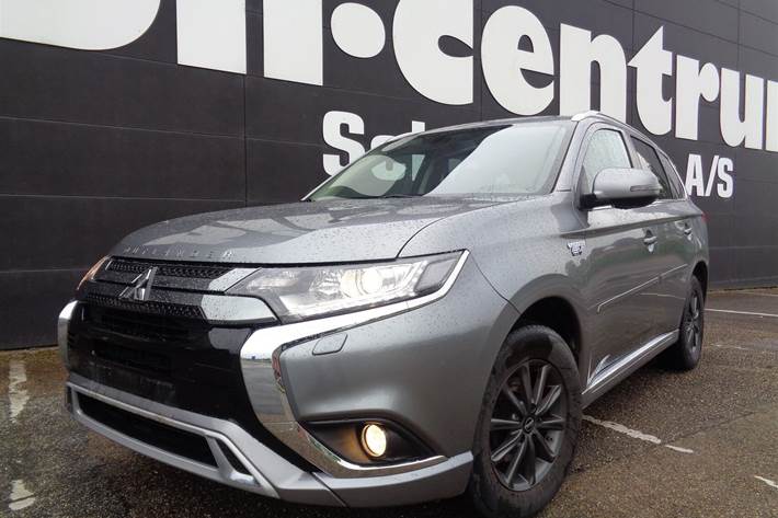 Grå Mitsubishi Outlander fra 2020