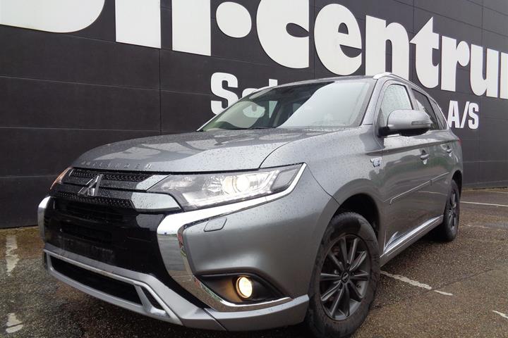 Grå Mitsubishi Outlander fra 2020 set udefra
