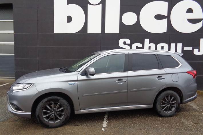 Grå Mitsubishi Outlander fra 2020