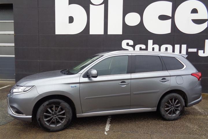 Grå Mitsubishi Outlander fra 2020