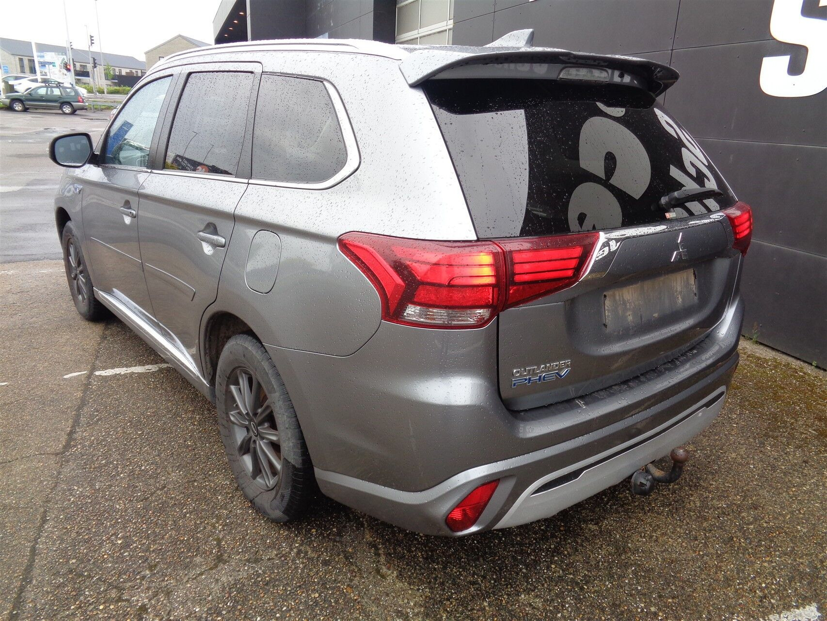Grå Mitsubishi Outlander fra 2020