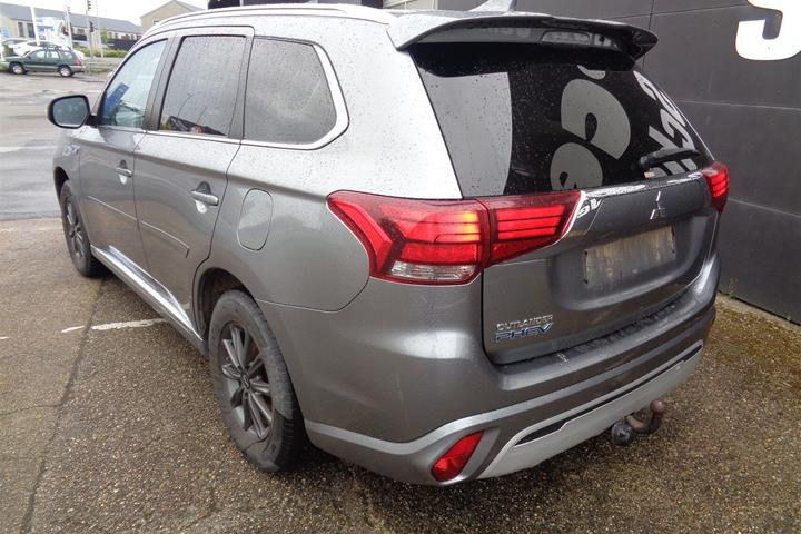 Grå Mitsubishi Outlander fra 2020