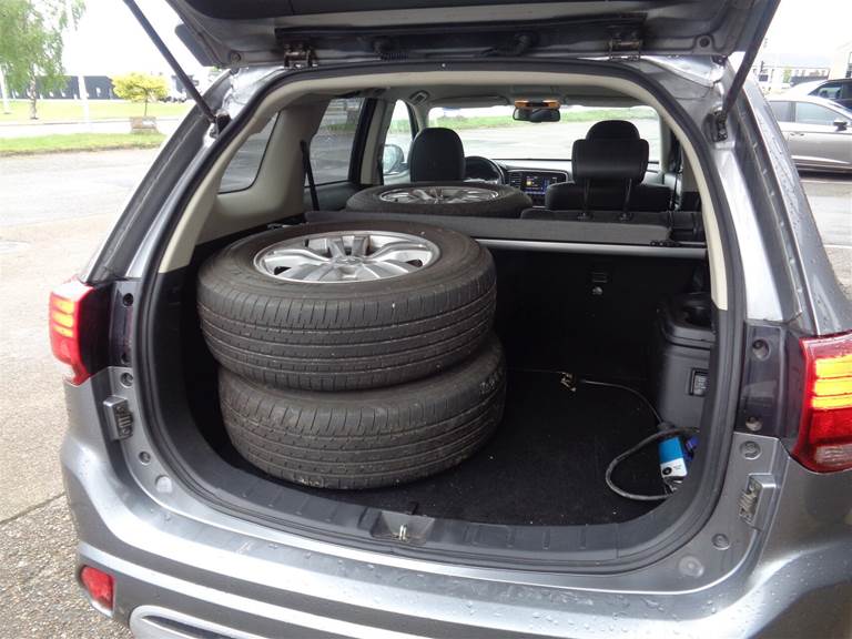 Mitsubishi Outlander 2,4 PHEV Plugin-hybrid Invite 4WD 224HK 5d 6g Trinl. Gear