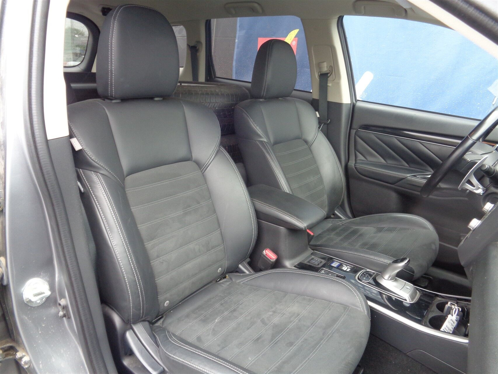 Grå Mitsubishi Outlander fra 2020