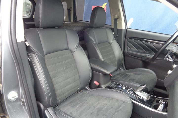 Grå Mitsubishi Outlander fra 2020