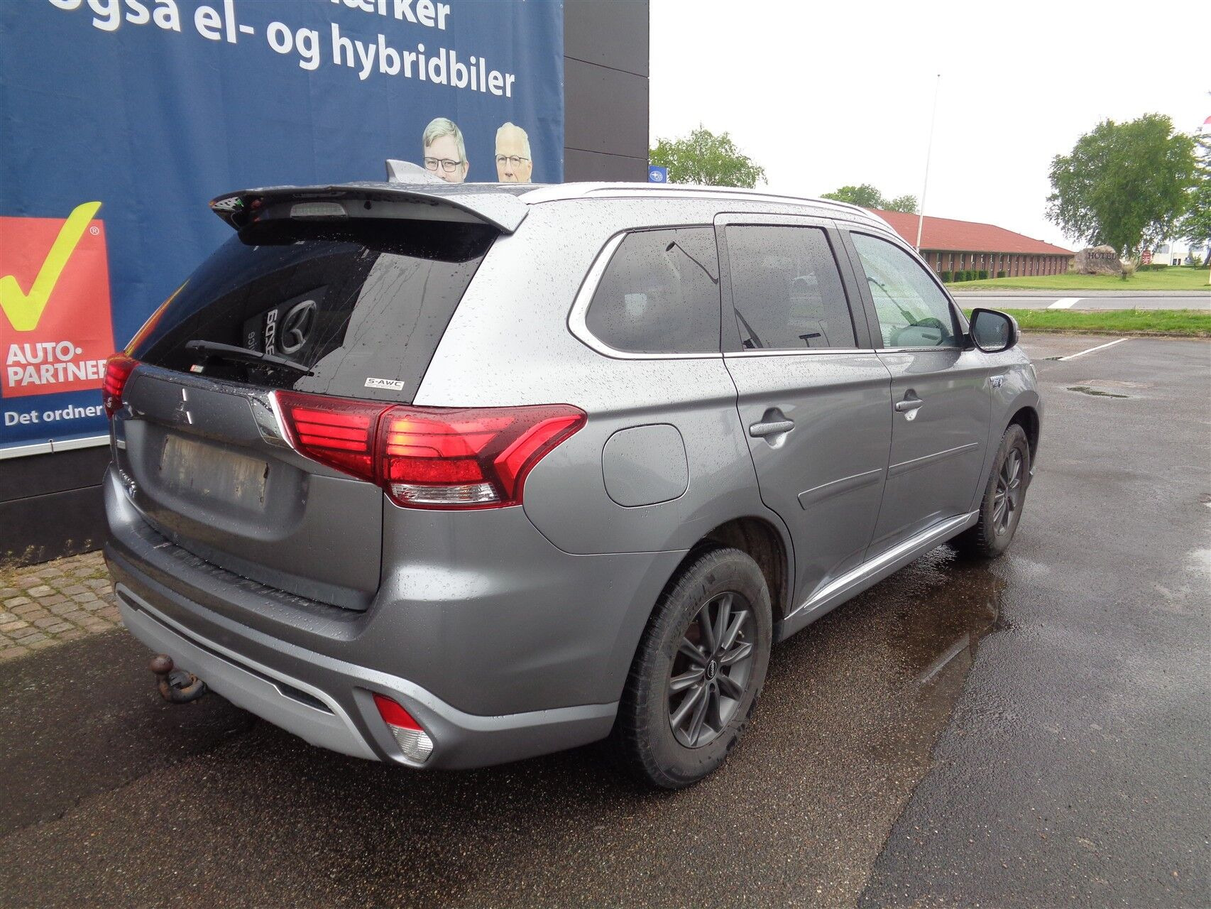 Grå Mitsubishi Outlander fra 2020