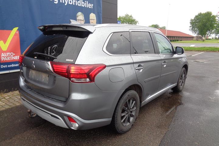 Grå Mitsubishi Outlander fra 2020