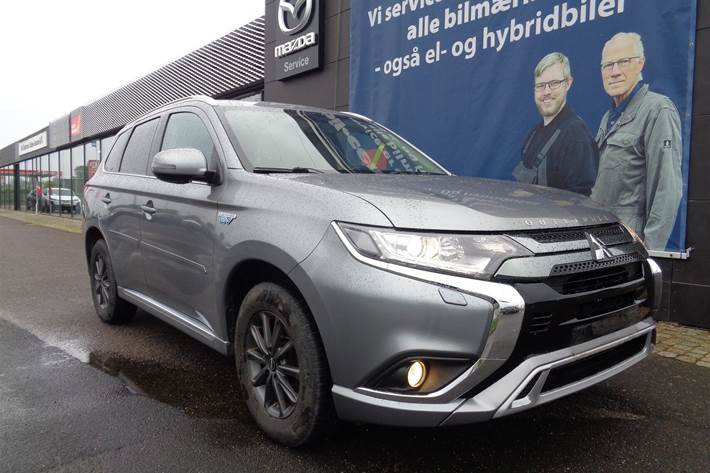 Grå Mitsubishi Outlander fra 2020