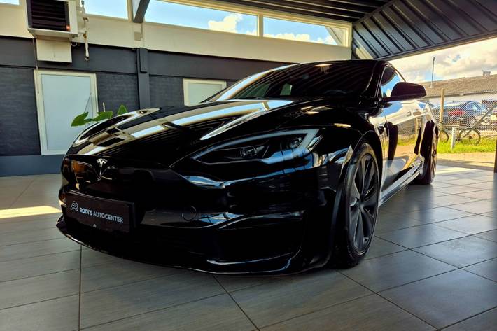 Sort Tesla Model S fra 2023
