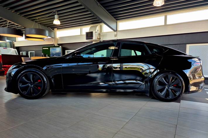 Sort Tesla Model S fra 2023