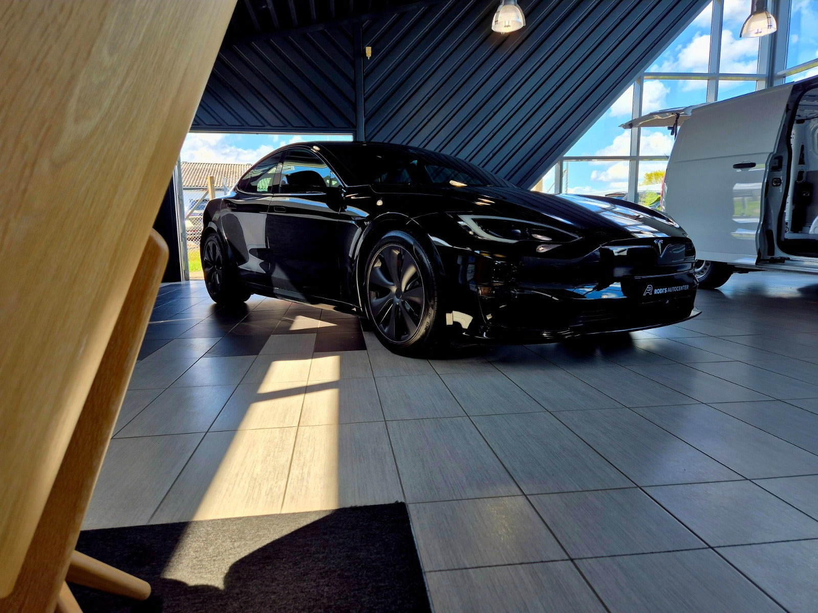 Sort Tesla Model S fra 2023 set udefra