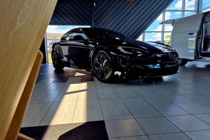 Sort Tesla Model S fra 2023 set udefra