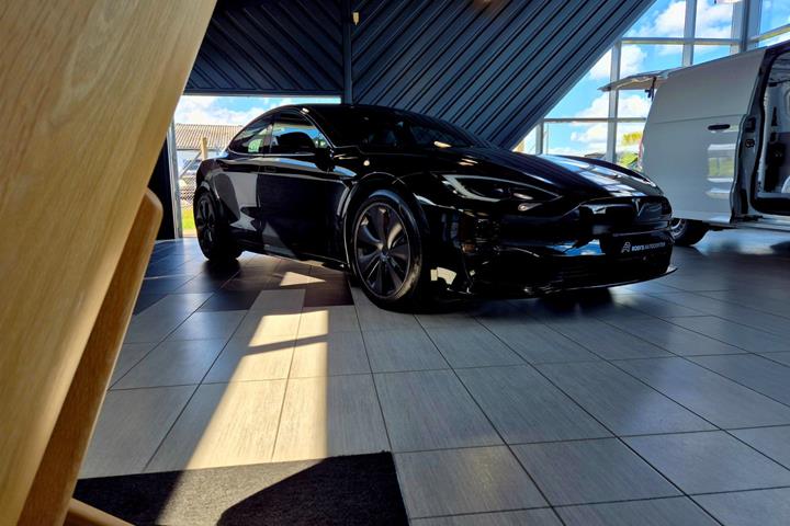 Sort Tesla Model S fra 2023 set udefra