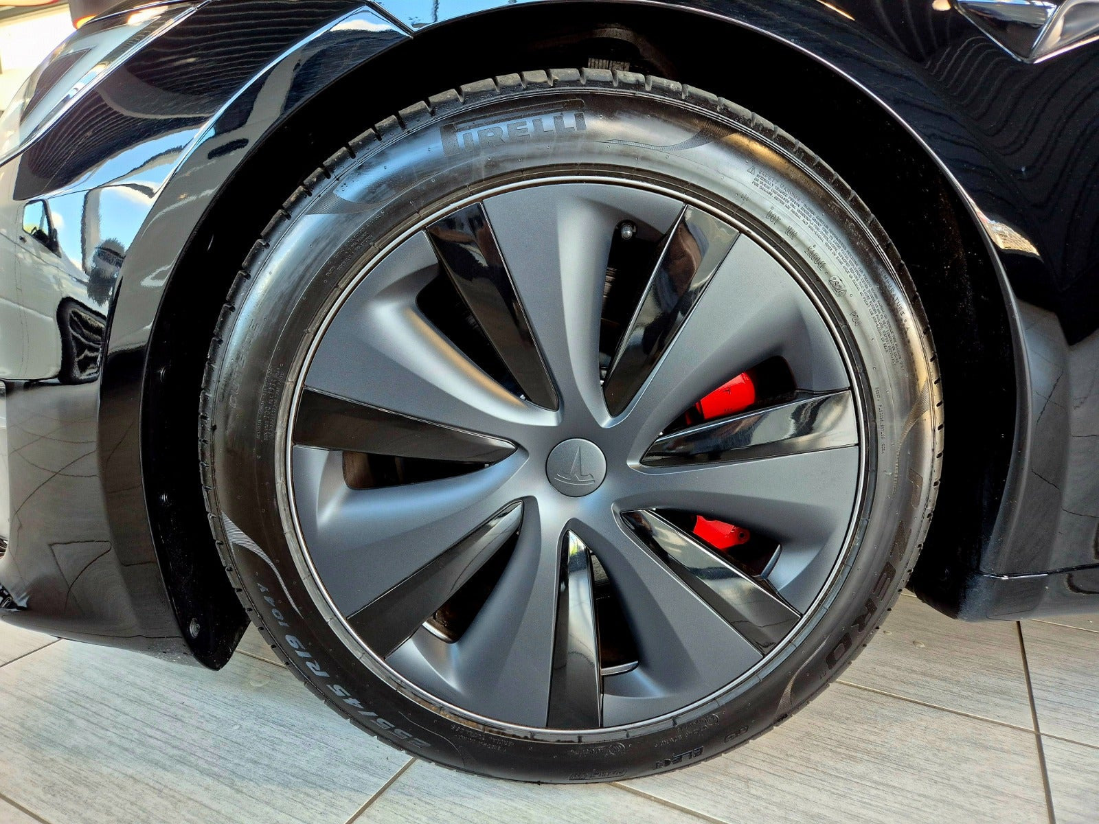 Sort Tesla Model S fra 2023 set udefra