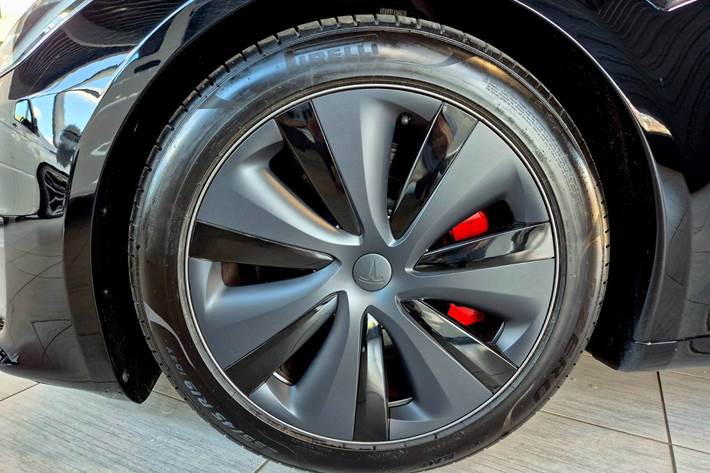 Sort Tesla Model S fra 2023 set udefra