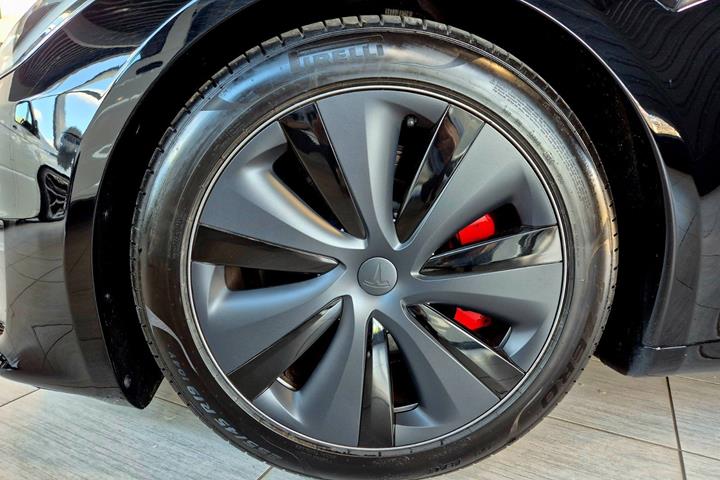 Sort Tesla Model S fra 2023 set udefra