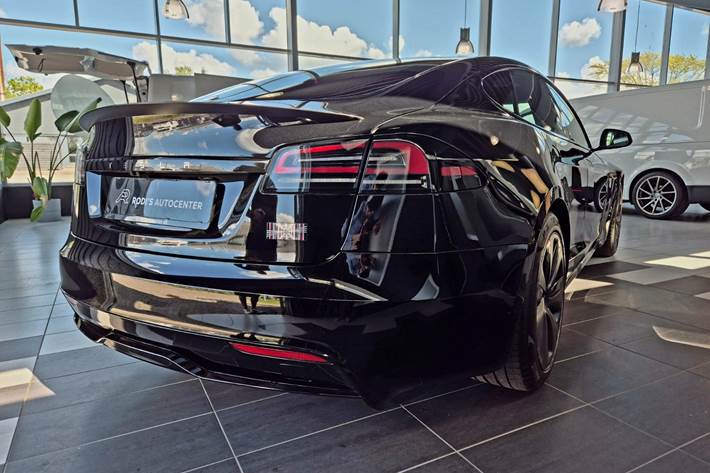 Sort Tesla Model S fra 2023