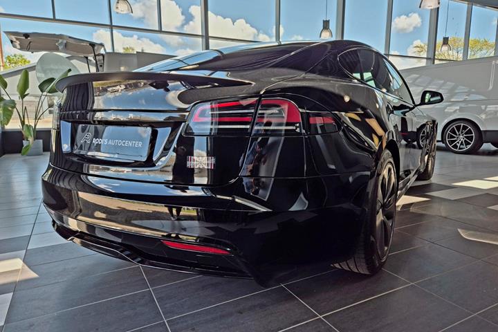 Sort Tesla Model S fra 2023