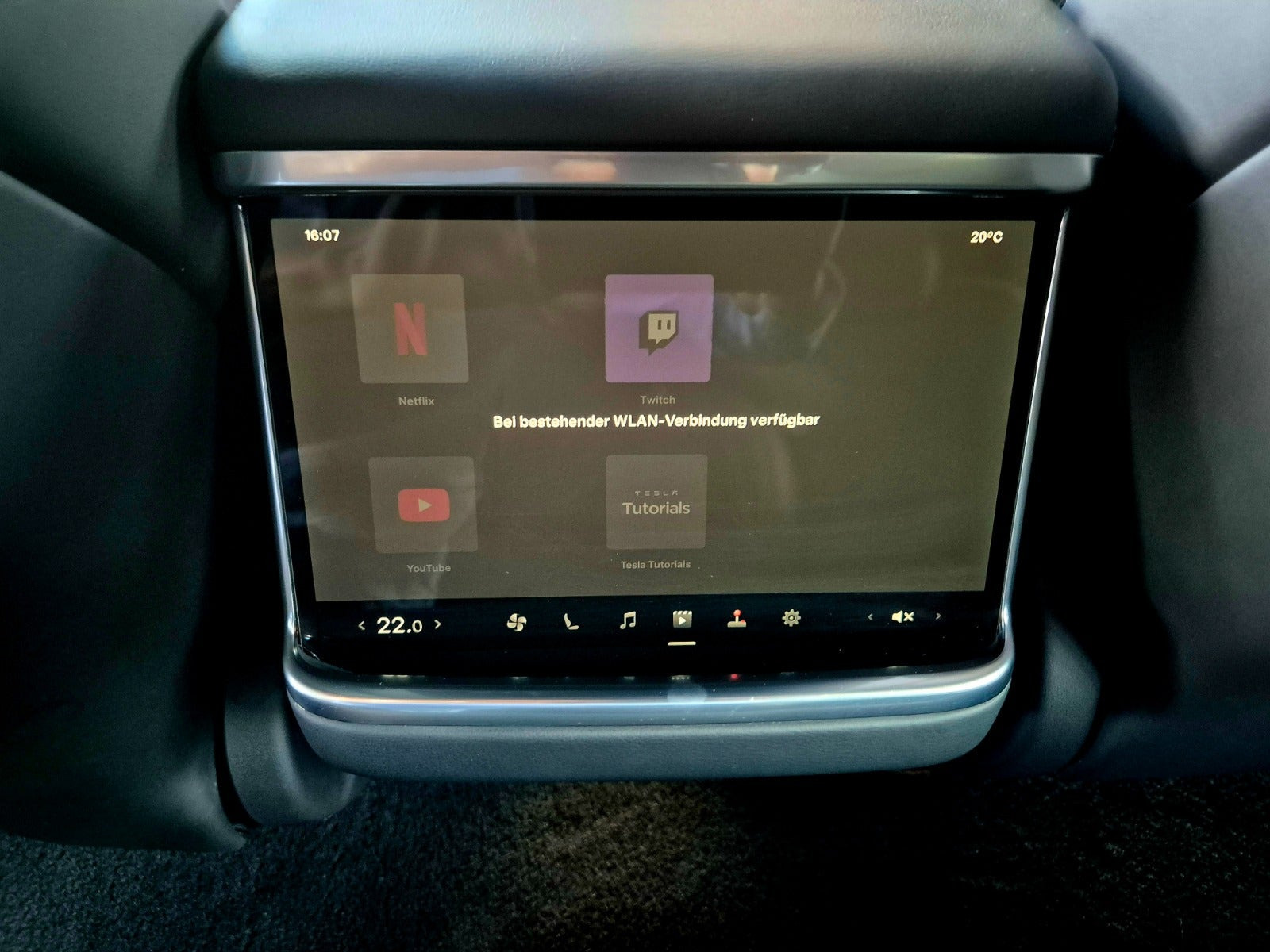 Sort Tesla Model S fra 2023