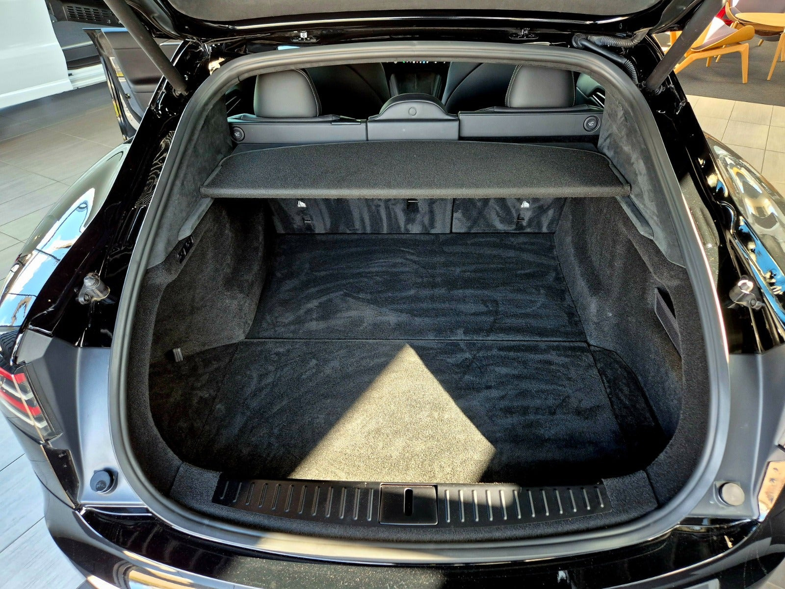 Sort Tesla Model S fra 2023