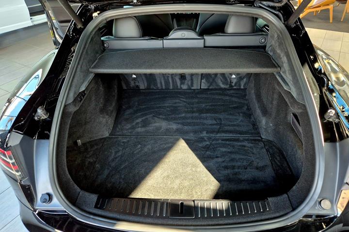 Sort Tesla Model S fra 2023