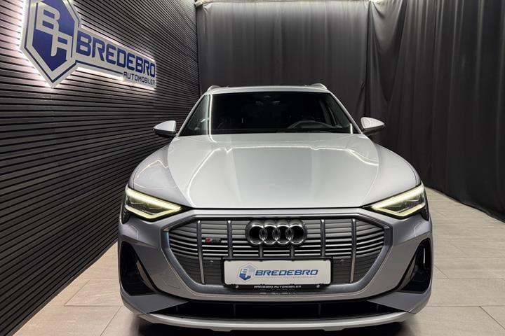 Sølv Audi e-tron fra 2021