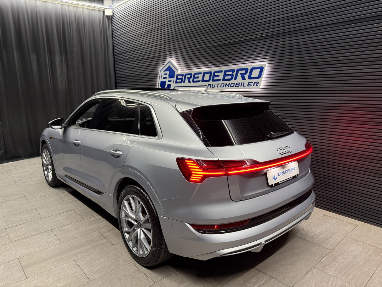 Sølv Audi e-tron fra 2021