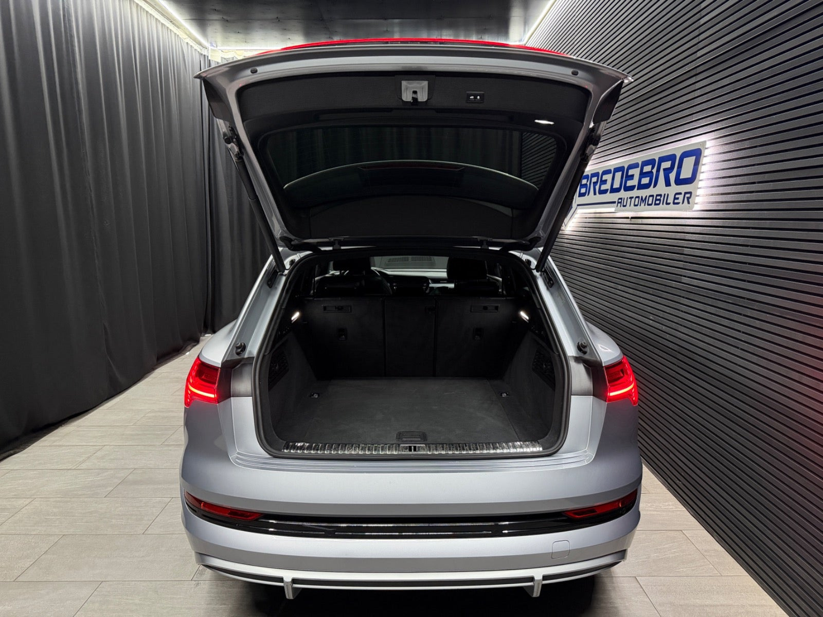 Sølv Audi e-tron fra 2021