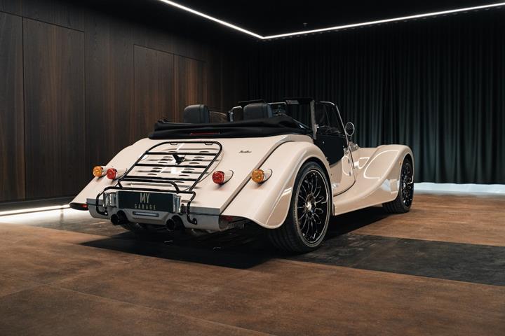 Beige Morgan Plus Six fra 2023