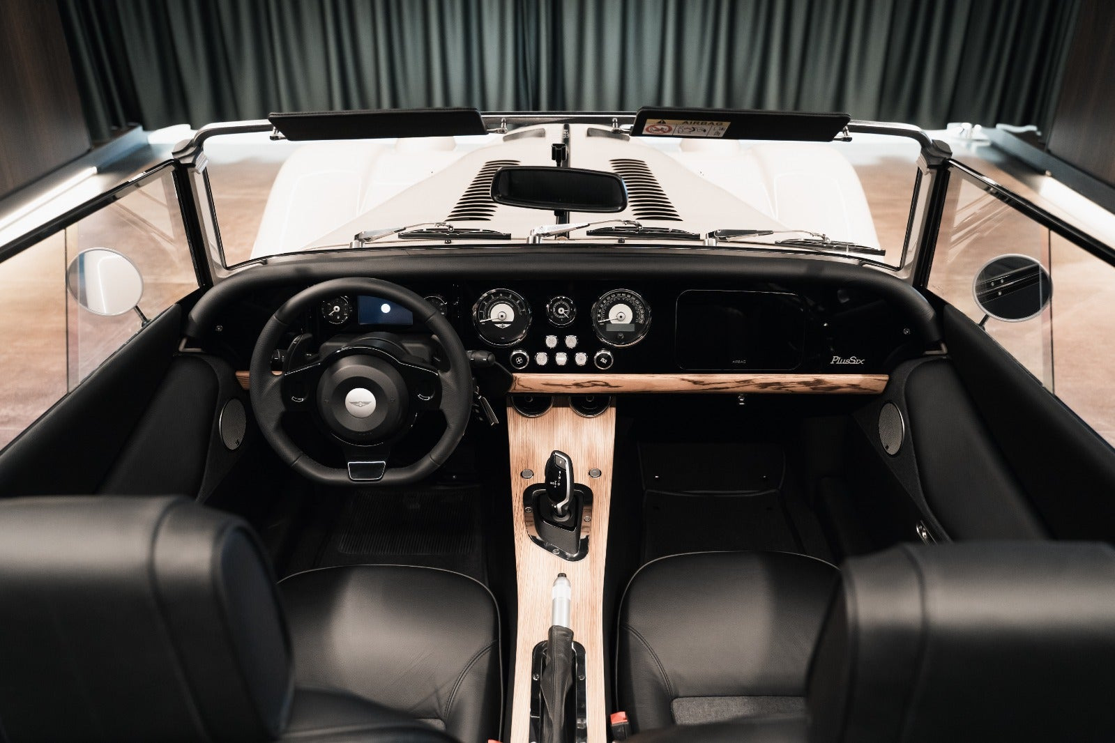 Beige Morgan Plus Six fra 2023
