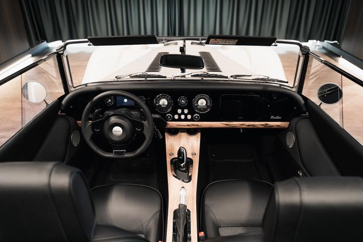 Beige Morgan Plus Six fra 2023