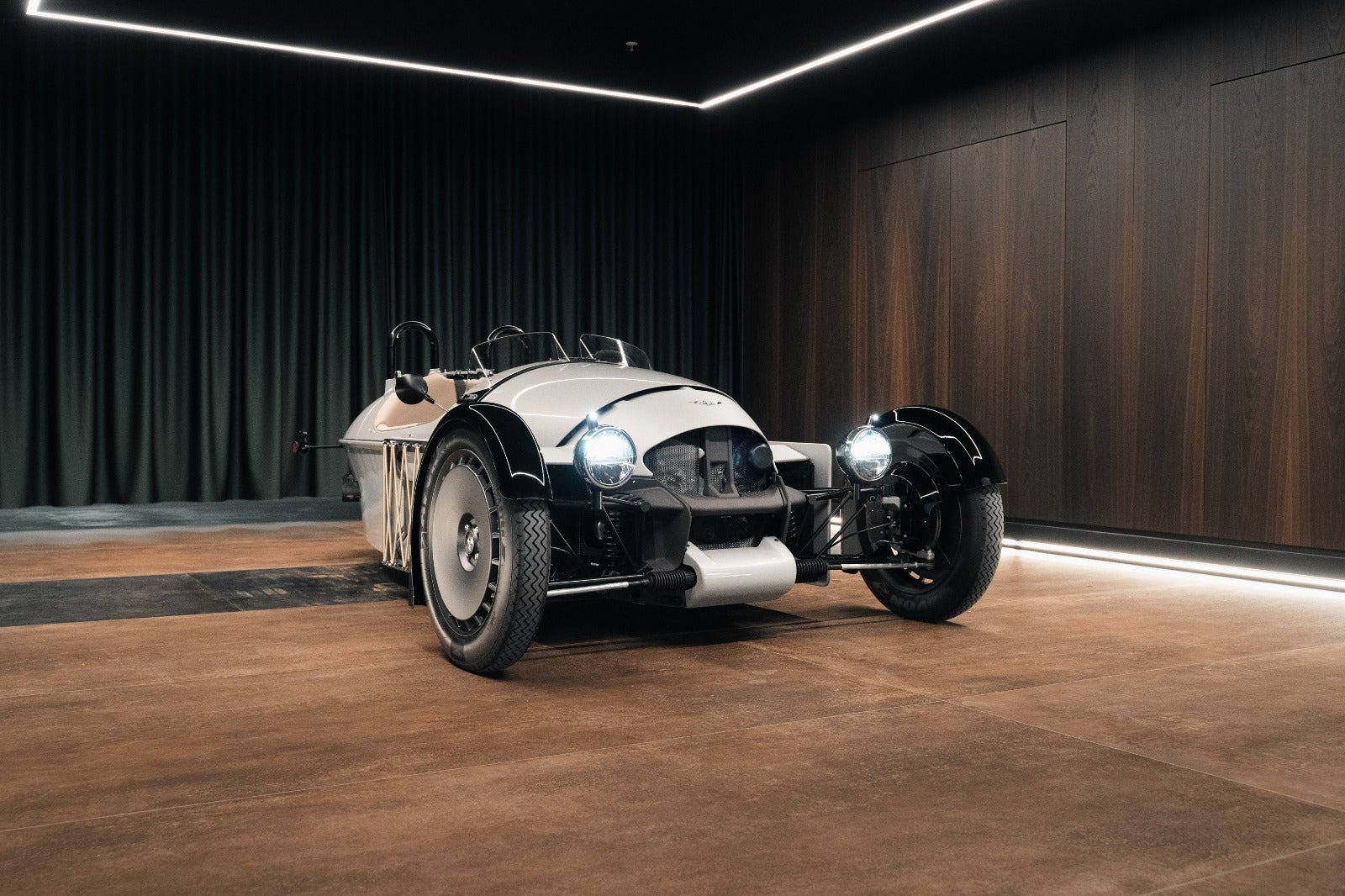Sølv Morgan Super 3 fra 2023 set udefra