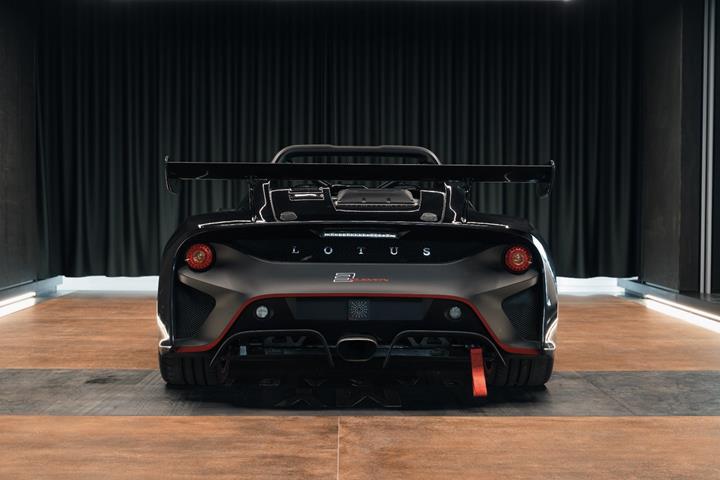 Sort Lotus 3-Eleven fra 2016 set udefra