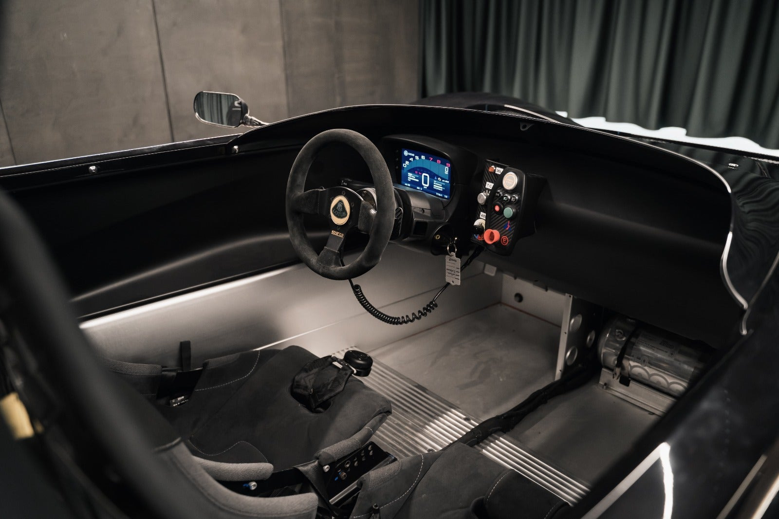Sort Lotus 3-Eleven fra 2016 set indefra