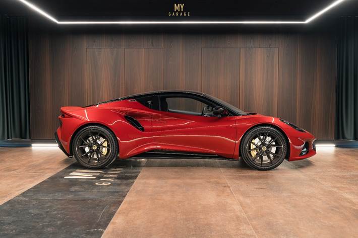 Rød Lotus Emira fra 2023