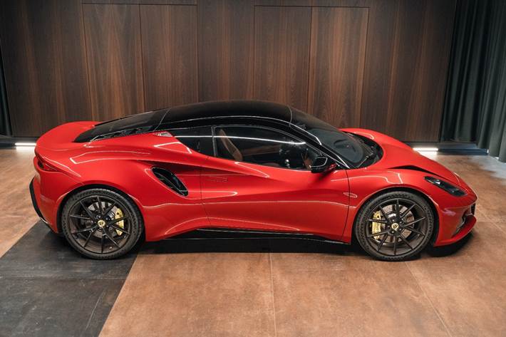 Rød Lotus Emira fra 2023