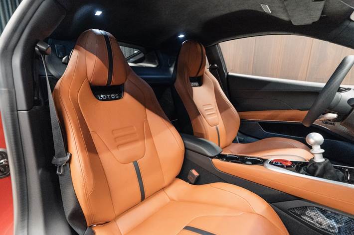 Rød Lotus Emira fra 2023