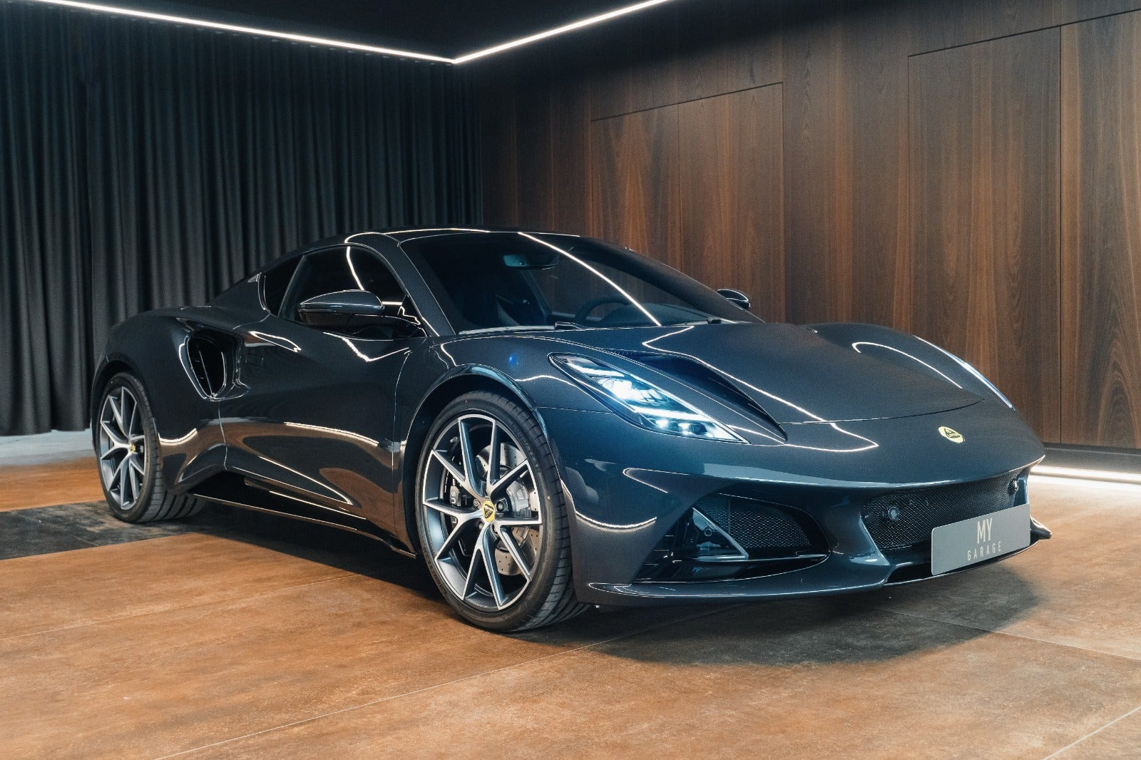 Grå Lotus Emira fra 2023 set udefra